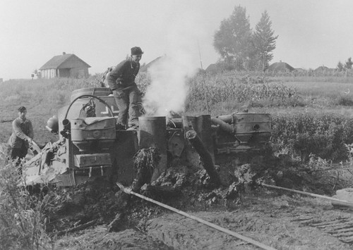 Испытание немецких «Тигров» 503-го тяжелого танкового батальона в окрестностях Знаменки после ремонта на Знаменском паровозном депо. Преодоление рва. Сентябрь 1943 г. 