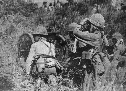 Расчет орудия во время битвы при Батаане. 1942 г.