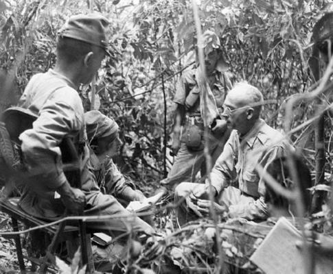 Японские офицеры допрашивают американского генерала Джонатана Мэйхью Уэйнрайта IV. Батаан, 1942 г. 