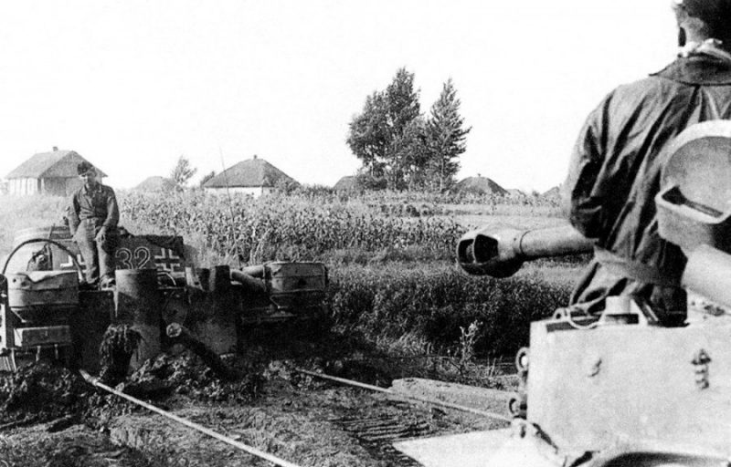 Испытание немецких «Тигров» 503-го тяжелого танкового батальона в окрестностях Знаменки после ремонта на Знаменском паровозном депо. Преодоление рва. Сентябрь 1943 г.