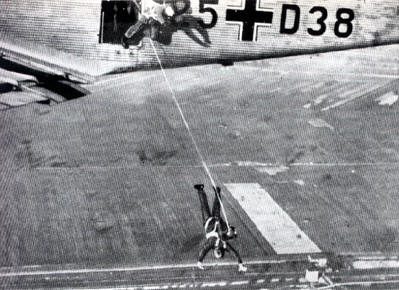 Немецкие парашютисты на учениях. 1940 г. 
