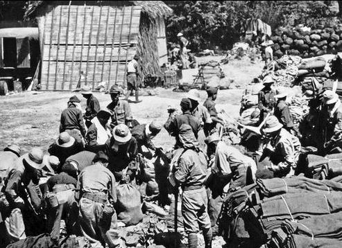Японские солдаты грабят имущество военнопленных в начале «Марша смерти» в Батаане. Апрель 1942 г.