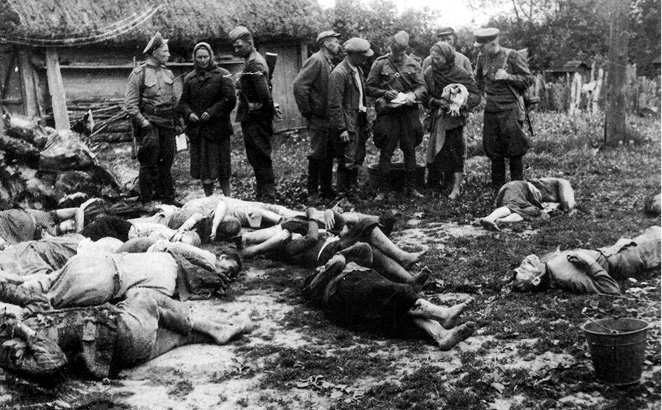 Тела убитых украинцев в селе Верховина Красноставського повита. 6 июня 1945 года погибло 200 человек.