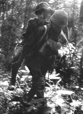 Японские солдаты в пути. Кокода, 1942 г. 