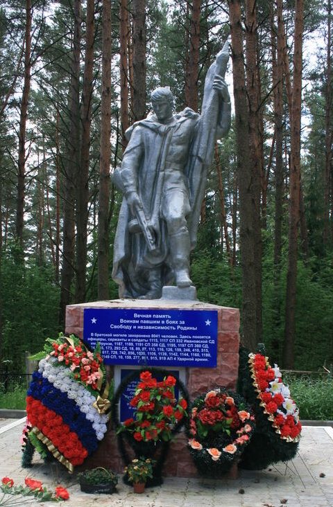 д. Селезни Велижского р-на. Памятник, установленный на братской могиле, в которой похоронено 8 тысяч советских воинов, погибших в годы войны.