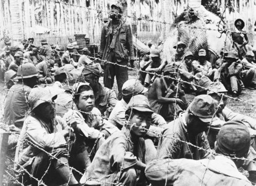 Японские солдаты взятые в плен на Гуадалканале в американском лагере для военнопленных. Ноябрь 1942 г.