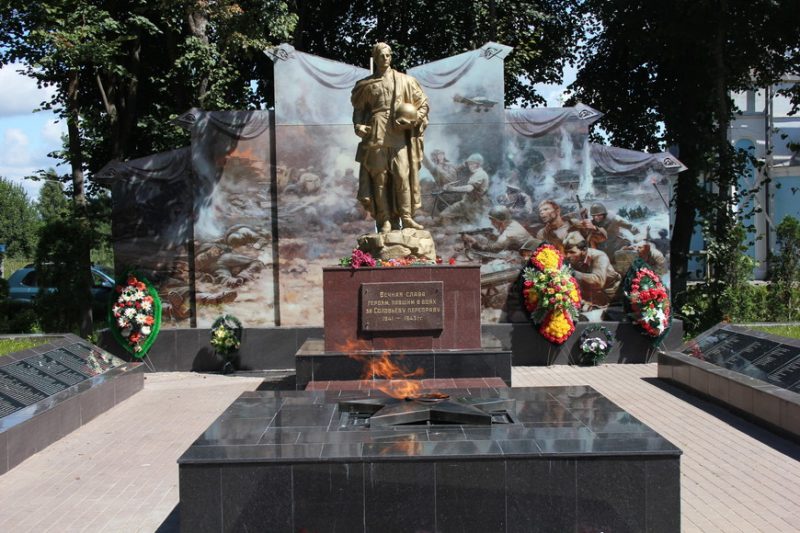 Памятник на мемориале и братские могилы.