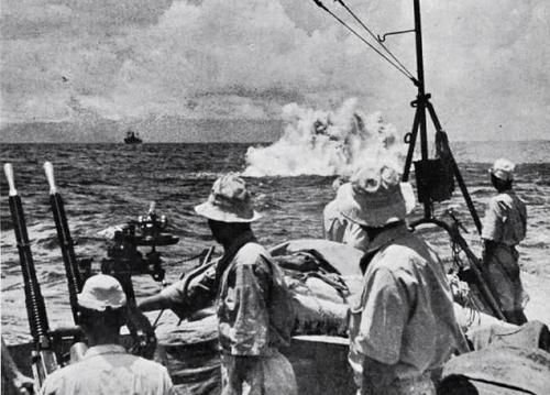 Японский легкий крейсер атакует глубинными бомбами американскую подлодку. 1942 г. 