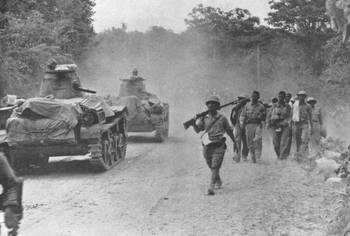 Легкие танки Ha-Go возле американских военнопленных во время «Марша смерти» в Батане. Апрель 1942 г.