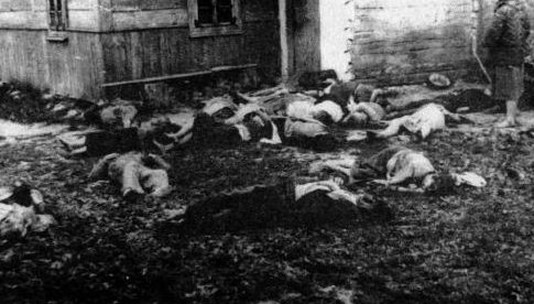 Тела убитых украинцев в селе Верховина Красноставського повита. 6 июня 1945 года погибло 200 человек.