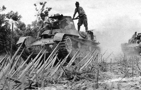 Танк Ха-Го преодолевающий бамбуковые препятствия. Батаан, 1942 г. 