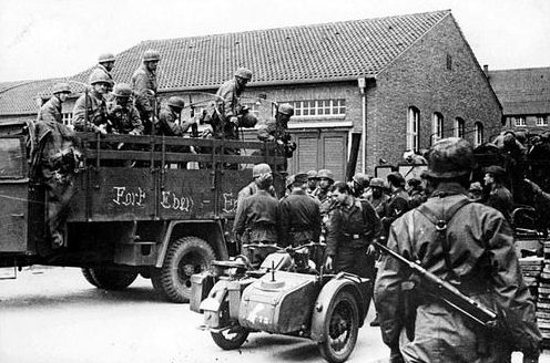 Немецкие десантники на территории казарм Тапийнказерне в городе Маастрихте. Нидерланды, 1940 г.
