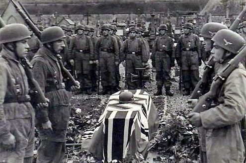 Немецкие десантники хоронят одного из своих в Голландии. 1940 г. 