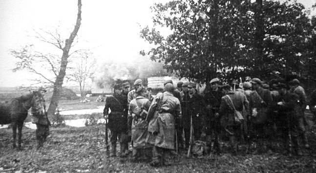 Бойцы АК на фоне горящего села Сагрынь.