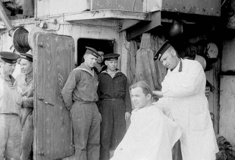 Стрижка на корабле. Пропагандистское фото. 1942 г. 