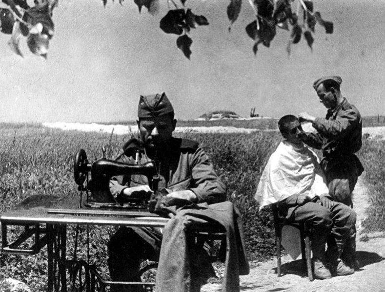 Бытовое обслуживание солдат на фронте. Пропагандистские фото. 1943 г. 