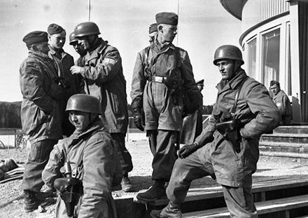 Десантники в аэропорту Форнебу г. Осло. 9 апреля. 1940 г. 