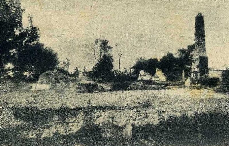 Сожженные поляками дома в селе Губинок. Апрель 1944 г.