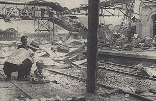 Железнодорожный вокзал Шанхая после японской бомбардировки. 28 августа 1937 г.