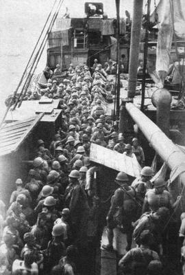 Солдаты на транспортном корабле у острова Гуадалканал. 1942 г.