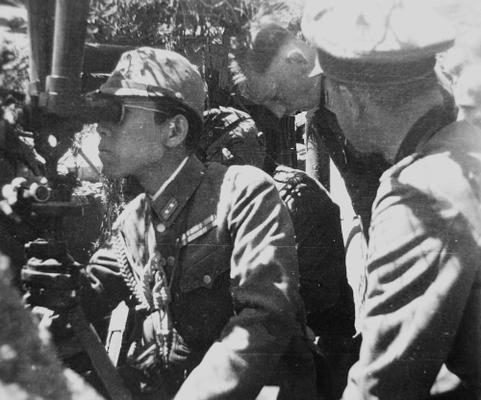 Офицер японской армии с Эрихом фон Манштейном наблюдает за осадой Севастополя. 1942 г.