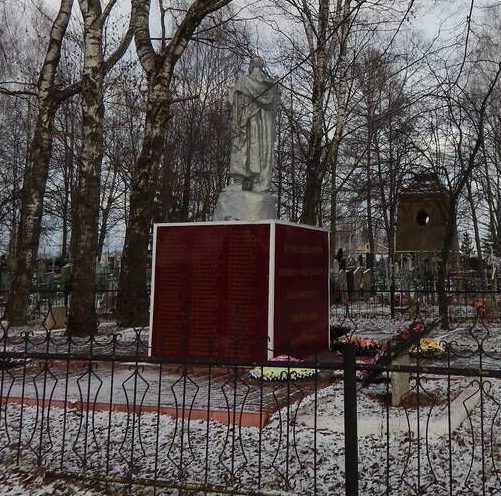 г. Демидов. Памятник по улице Нахаевской, установленный на братской могиле, в которой похоронено 439 советских воинов, погибших в 1941-1943 годах.