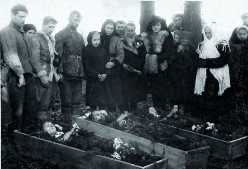 Похороны семьи Яремовичей убитой украинской милицией 11 ноября 1944 года. Лезава, повят Залещики.