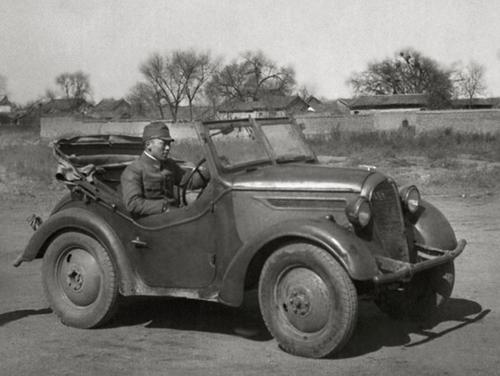 Офицер японской армии на автомобиле Курогане в оккупированной Корее. 1942 г. 
