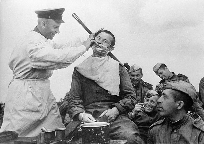 Бытовое обслуживание солдат на фронте. Пропагандистские фото. 1943 г.