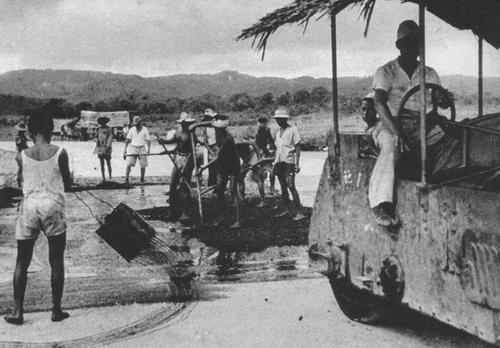 Японцы во время строительства аэродрома Гуадалканале. Июль 1942 г.