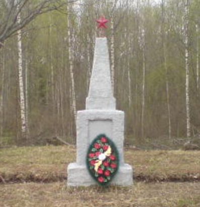 д. Дятловщина Демидовского р-на. Обелиск, установленный на братской могиле, в которой похоронены советские воины. 