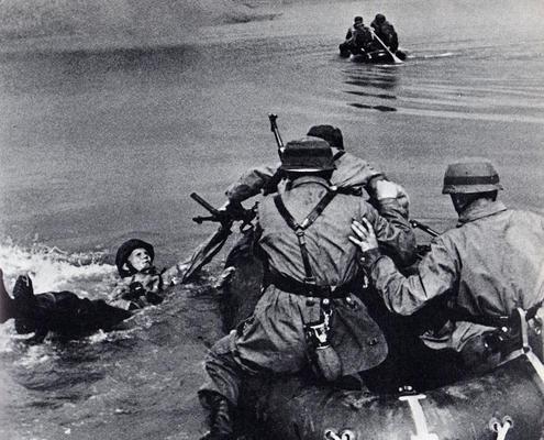 Немецкие десантники пересекают реку Маас в Моердийке. Нидерланды. 10 мая 1940 г.
