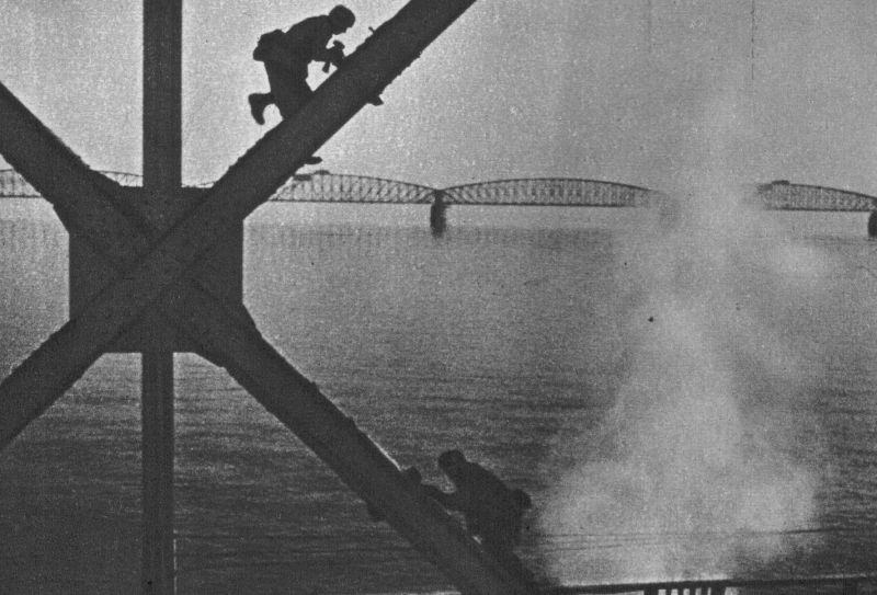 Немецкие парашютисты разминируют мост Мурдейк через реку Маас. Бельгия 12 мая 1940 г. 