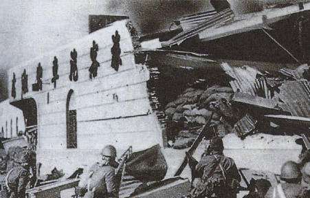 Японцы штурмуют Северный вокзал в центре Шанхая. 1937 г.