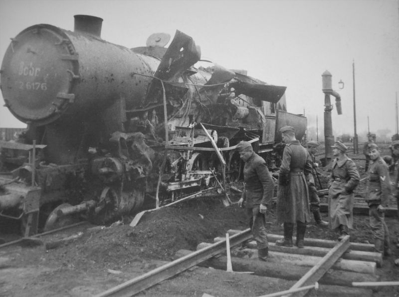 Немецкие солдаты засыпают воронку и ремонтируют полотно у подорванного паровоза. Октябрь 1943 г. 