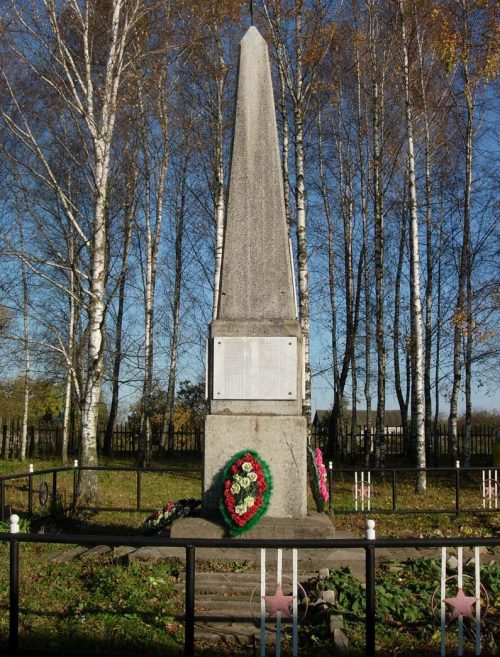 д. Алушково Краснинского р-на. Обелиск, установленный в 1967 году в честь погибших земляков.