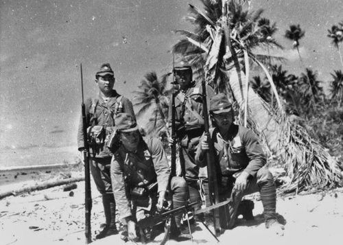 Солдаты военно-морского десанта «Йокосука» на острове Макин в архипелаге островов Гилберта. 1943 г.