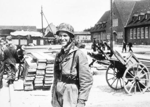 Немецкие десантники перед фортом Эбен-Эмаэль. Бельгия, май 1940 г. 