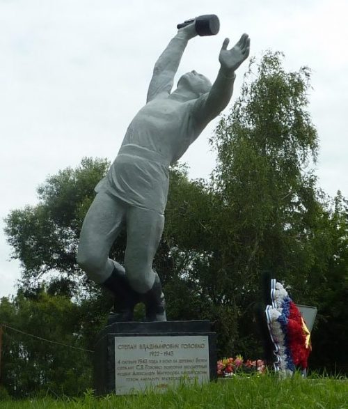 д. Белеи Краснинского р-на. Скульптура С.В. Головко, установленная в 1979 году, повторившего в 1943 году подвиг Александра Матросова, закрыв своим телом амбразуру вражеского дзота.