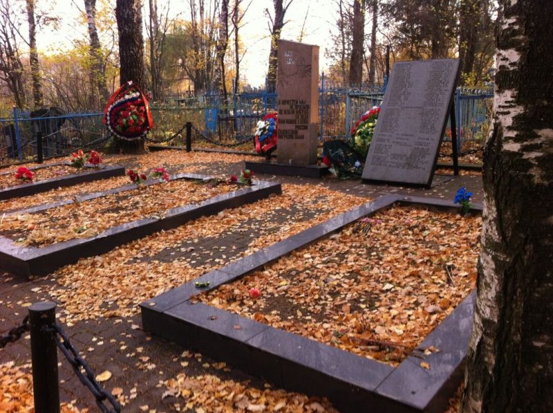 д. Быково Вяземского р-на. Братские могилы, в которых похоронены советские воины, погибшие в годы войны.