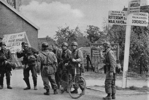 Немецкие десантники под Роттердамом. Май 1940 г.