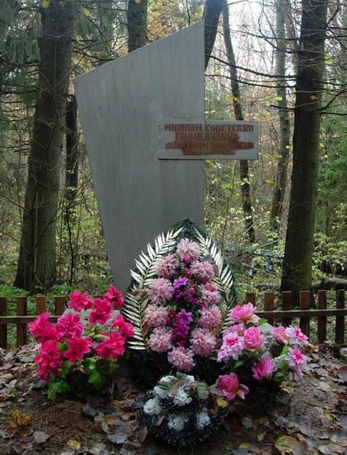 д. Бурневщина Краснинского р-на. Обелиск установлен в 1984 года на месте расстрела мирных советских граждан.