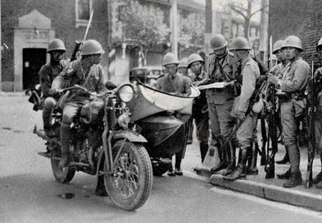Японские войска на улицах Шанхая. Август 1937 г.