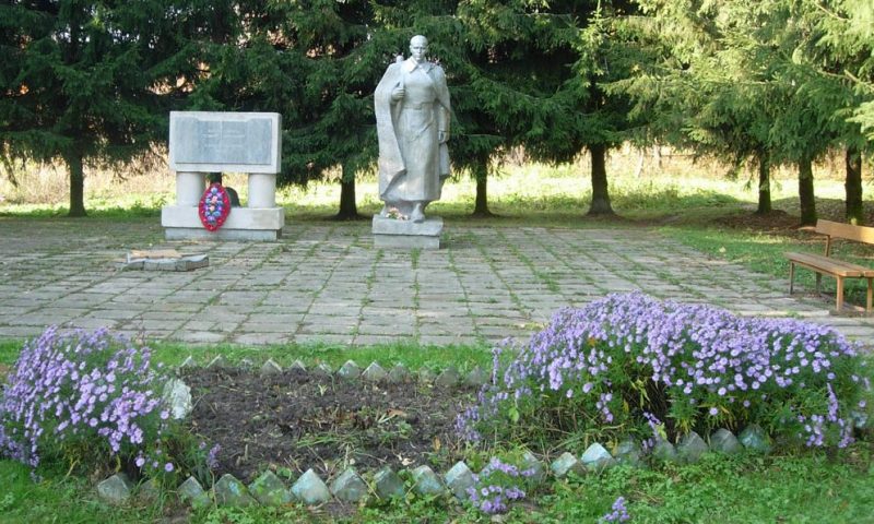 д. Викторово Краснинского р-на. Памятник, установленный в 1986 году в честь погибших односельчан.