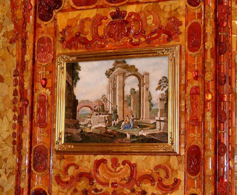 Большие рамы флорентийских картин.