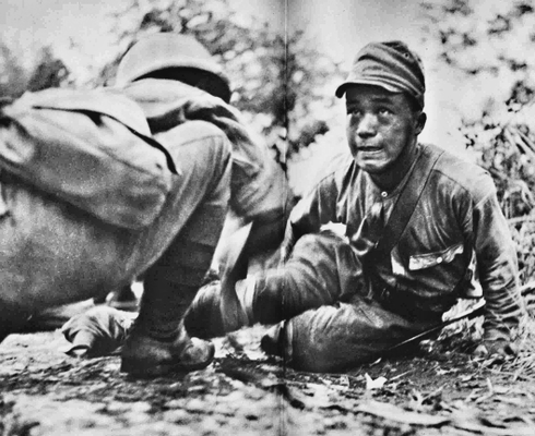 Раненый солдат во время битвы при Исураве. Август 1942 г.