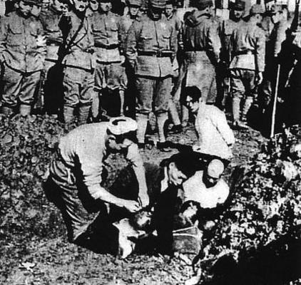 Резня в Нанкине. Солдаты заживо хоронят гражданских китайцев. Декабрь 1937 г. 