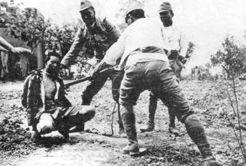 Китайца убивают штыками. Нанкин, декабрь 1937 г.