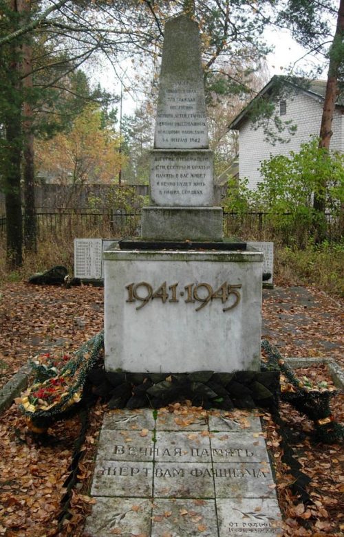 п. Гусино Краснинского р-на. Памятник, установленный в 1978 году на братской могиле, в которой похоронено 270 жертв оккупантов.