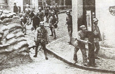 Китайские солдаты в уличном бою. Октябрь 1937 г.